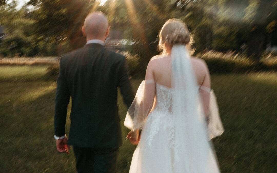 Vanessa & Dennis – Greenery Hochzeit mit Gold-Elementen in einem Vereinsheim in Hamm